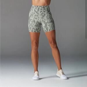 NWT Tavi Active Stash & Dash 6" Biker Shorts in Cactus Ikat Green Size Small